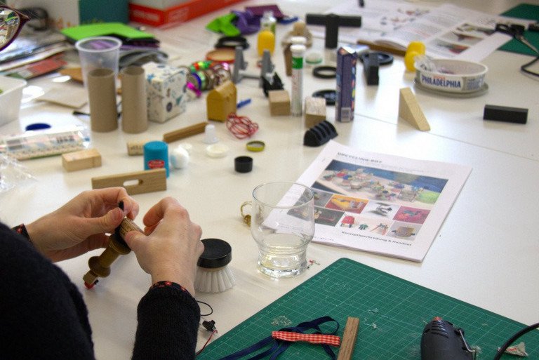 Eine Teilnehmende des moreBNE Camps arbeitet flei&szlig;ig mit den Utensilien im MakerSpace des ZLF.