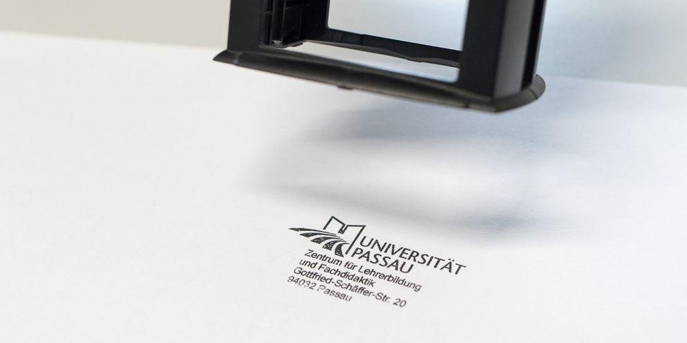 Informationen über das ZLF und seine Referate Zu sehen ist ein Stempelabdruck vom ZLF auf einem Blatt Papier.