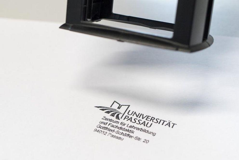 Zu sehen ist ein Stempelabdruck vom ZLF auf einem Blatt Papier.