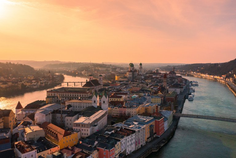 Die Stadtspitze der Universit&auml;tsstadt Passau aus der Vogelperspektive. Das Foto wurde w&auml;hrend eines Sonnenuntergangs gemacht, weswegen der Himmel orange gef&auml;rbt ist.