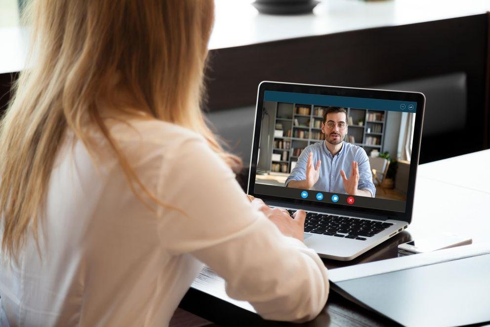 Studierende kommunizieren über einen Laptop