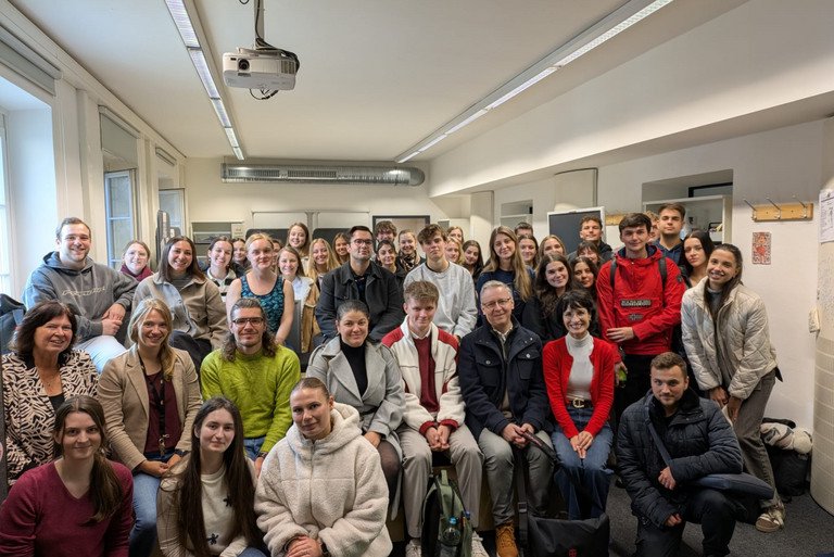 Dr. Doris Cihlars (sitzend, 2.v.r.) und ihre tschechischen Kollegen doc. PaedDr. Hana Andr&aacute;&scaron;ov&aacute;, Ph.D. (sitzend, 2. Reihe, 1.v.l.) und RNDr. PhDr. Jan Fial&aacute;, Ph.D. (sitzend, 3.v.r.) bedankten sich beim DiLab-Team f&uuml;r die Unterst&uuml;tzung; Foto: Universit&auml;t Passau