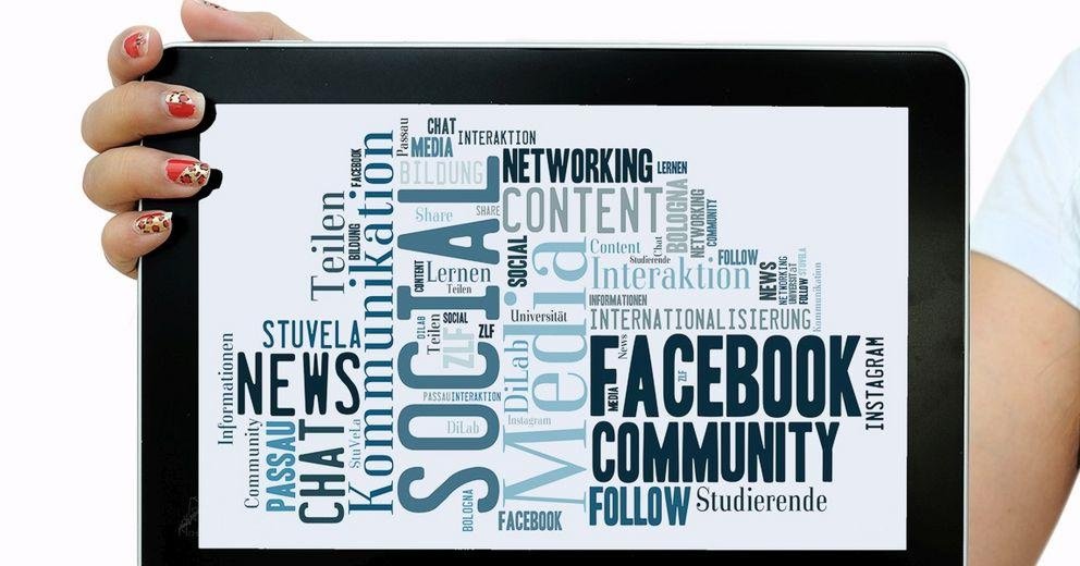Die ZLF-Angebote in den Social Media Zu sehen ist ein Tablett-Bildschirm, der in die Kamera gehalten wird. Der Bildschirm wird mit einer Wortwolke zu dem Thema Social Media ausgefüllt.