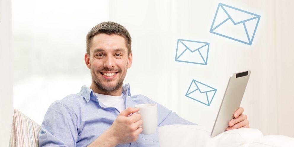 Der neue ZLF-Newsletter zum Abonnieren Zu sehen ist ein Mann, der auf einem Sofa sitzt. In der linken Hand hält er eine Tasse und in der rechten Hand hält er ein Tablett. Über dem Tablett steigen Briefumschläge als Grafiken auf.