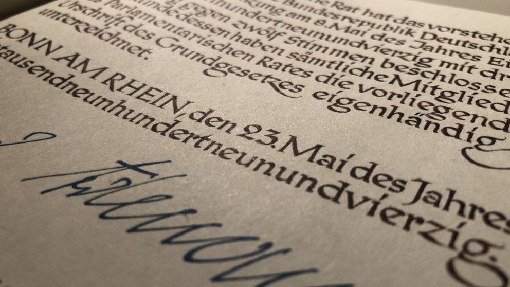 Faksimile des Grundgesetzes vom 23. Mai 1949 mit der Unterschrift von Konrad Adenauer als Pr&auml;sident des damaligen Parlamentarischen Rats (Foto: Jonas Dilger) 