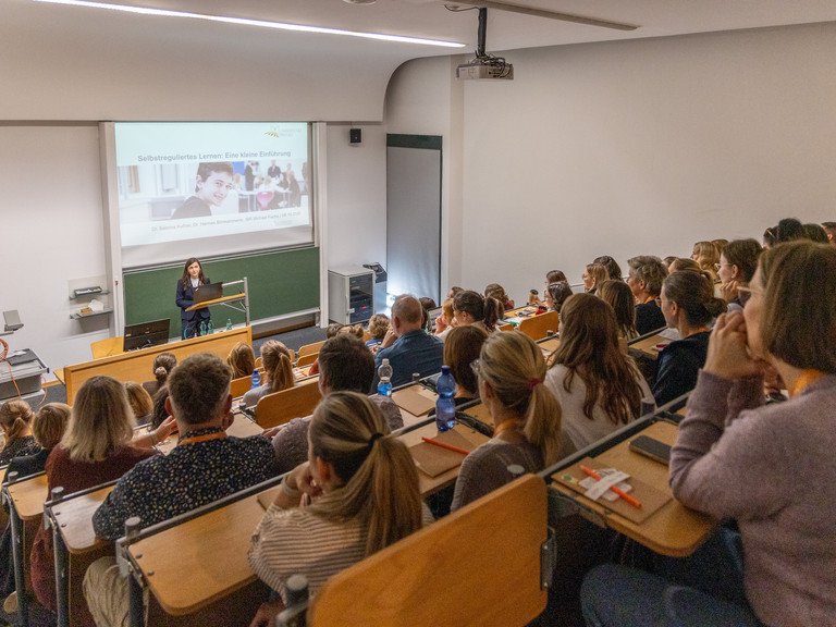 Dr. Sabrina Kufner vom Zentrum f&uuml;r Lehrkr&auml;ftebildung und Fachdidaktik begr&uuml;&szlig;te die Teilnehmenden; Foto: Florian Stelzer.
