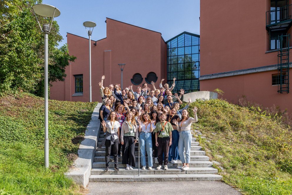 Gruppenfoto der BIP-Teilnehmenden auf der Treppe vor dem PHILO-Geb&auml;ude 