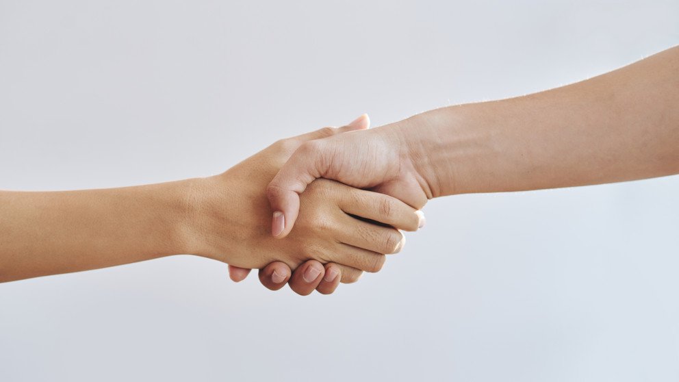 Handshake, zwei H&auml;nde sch&uuml;tteln einander