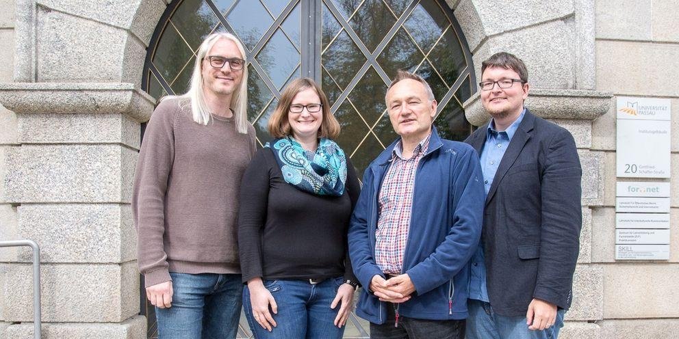 [Translate to Englisch:] Zu sehen sind der ZLF-Geschäftsführer, der Leiter vom Praktikumsamt für Grund- und Mittelschulen und zwei Mitarbeiter vom ZLF, die Studiengangskoordinatoren Lehramt.