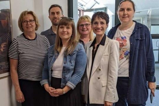 Dr. Doris Cihlars (2.v.r.) stellte der ERAMSUS+-Delegation aus České Budějovice um Mgr. Luboš Krninský, Ph.D. (2.v.l.) aktuelle Lehr- und Forschungsschwerpunkte des Lehrstuhls für Erziehungswissenschaft mit Schwerpunkt Schulentwicklungs- und Professionalisierungsforschung vor. Foto: Saller