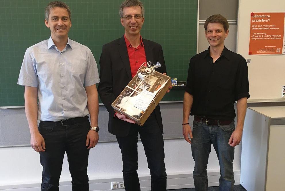 Übergabe des Präsentkorbs an Lehr:mentor Christian Seidel (Johannes-Gutenberg-Gymnasium Waldkirchen) Übergabe des Präsentkorbs an Lehr:mentor Christian Seidel (Johannes-Gutenberg-Gymnasium Waldkirchen)