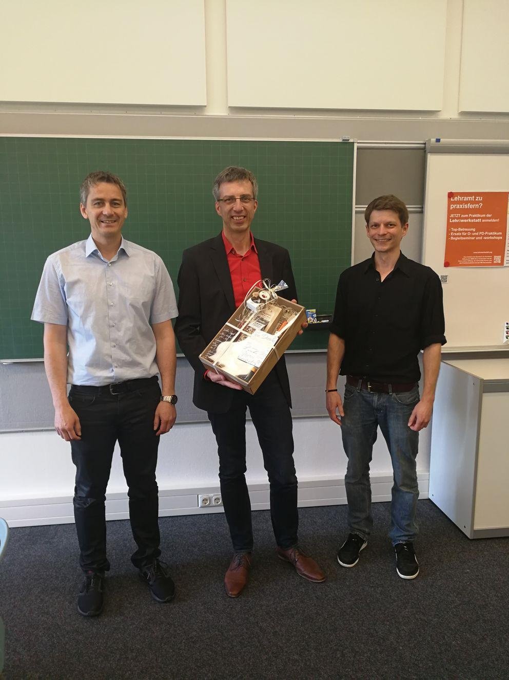 Übergabe des Präsentkorbs an Lehr:mentor Christian Seidel (Johannes-Gutenberg-Gymnasium Waldkirchen) Übergabe des Präsentkorbs an Lehr:mentor Christian Seidel (Johannes-Gutenberg-Gymnasium Waldkirchen)