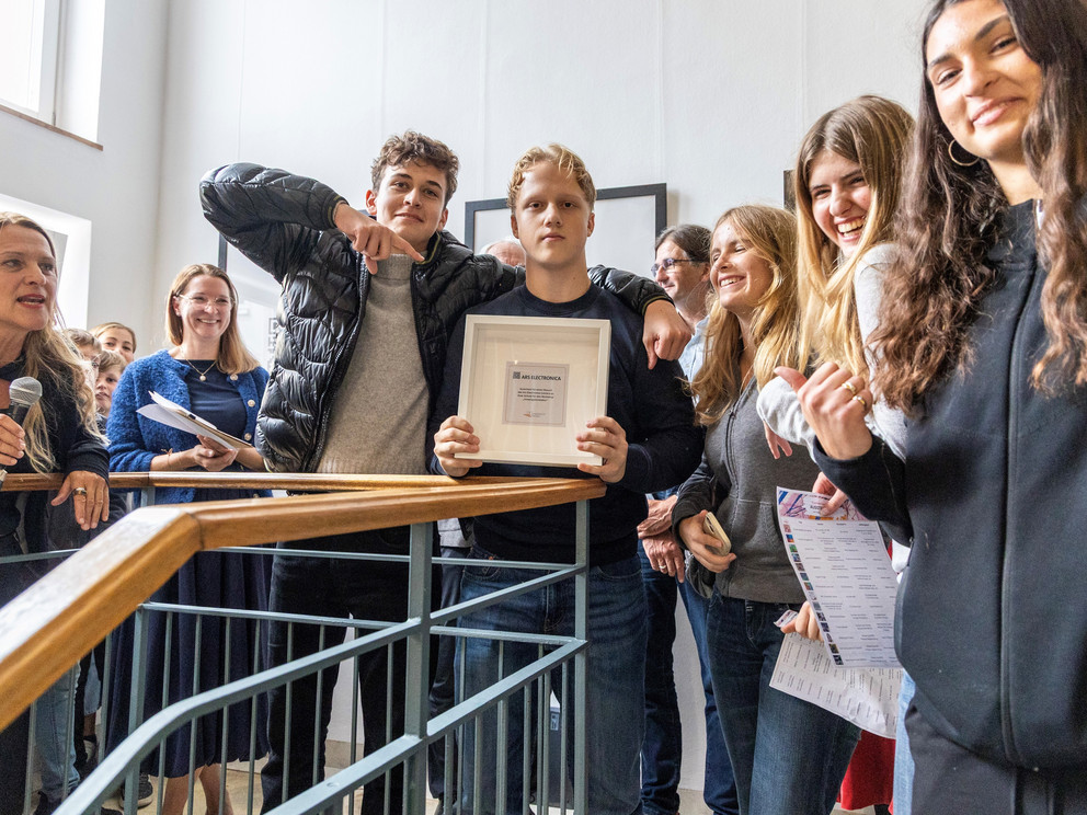 Ein Workshop zum „Investigationslabor“ mit dem ars-electronica-center, Linz. Als Gewinn. v.l. n.r. Prof. Dr. Barbara Lutz-Sterzenbach (Kunstpädagogik und Visual Literacy), Präsident Prof. Dr. Ulrich Bartosch  und Anneliese Fraser (ZLF), Prof. Dr. Markus Pissarek (ZLF Vorstand), Dr. Sabrina Kufner (ZLF) und die Klasse 10 c des Münchner Theresiengymnasiums, Foto: Florian Stelzer