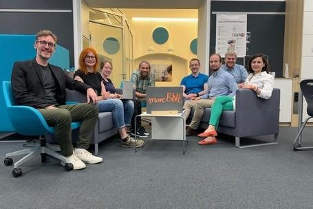Der "moreBNE"-Kickoff mit dem Projektteam (Petra Mayrhofer, Anna Langkabel (2. und 3.v.l.), Johannes Jachmann, Alexander Fenzl (3. und 4.v.r.)) und der Projektleitung (Prof. Dr. Andreas Eberth (l.), Dr. Hannes Birnkammerer (2.v.r.), Dr. Sabrina Kufner (r.), Dr. Christian Müller (Mitte)) fand im Lehrerzimmer der Zukunft an der Universität Passau statt. Foto: ZLF/Universität Passau.