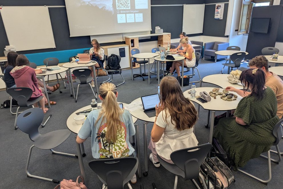 Lehramtsstudierende entwickelten Materialien für ein Atelierprojekt zum Thema „In unserer Schule wächst und arbeitet die Natur“. Foto: ZLF Universität Passau