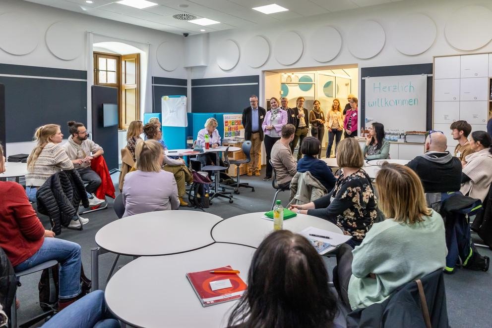 Im didaktischen Innovationslabor der Universität Passau fand ein gewinnbringender Austausch zum Thema BNE zwischen Lehrkräften, Lehramtsstudierenden und außerschulischen Partnern des fitESD.eu-Projekts statt. Foto: ZLF/Universität Passau 