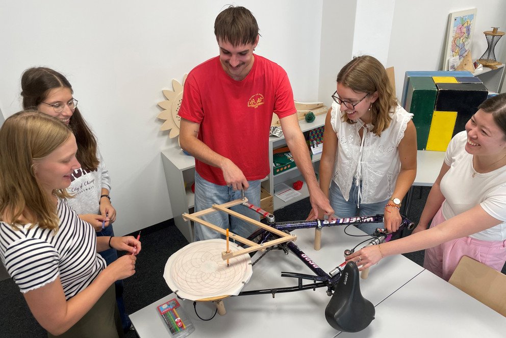 Tutorinnen und Tutoren beim Aufbau des Mathe-Museums in den neuen Räumen. Foto: Universität Passau