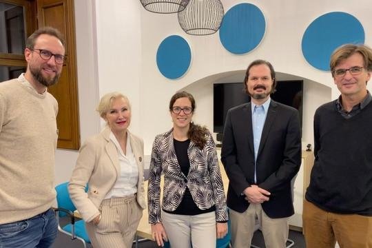 (v.l.) Projektkoordinator Dr. Florian Salzberger, Prof. Dr. Christina Hansen, Projektleiterin Prof. Dr. Julia Ricart Brede, Prof. Dr. Matthias Brandl, Prof. Dr. Markus Pissarek. Foto: Fraser