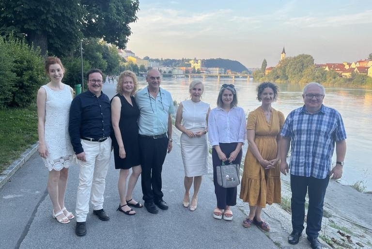 v.l.n.r.) Sophia Pöcheim, Dr. Jonas Scharfenberg, Dr. Ariella Levenberg und ihr Partner, Prof. Dr. Christina Hansen, Dr. Kathrin Plank, Eva Rutter, Prof. Dr. Adam Fijalkowski, Foto: Universität Passau