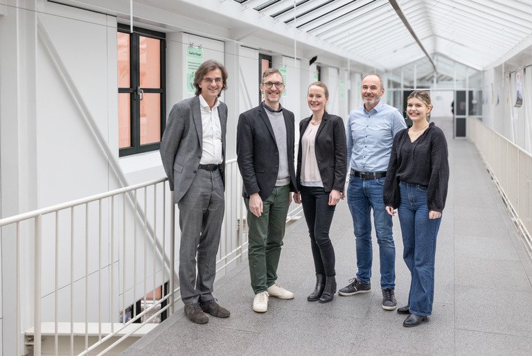 Der neue ZLF-Vorstand: (v.l.) Prof. Dr. Markus Pissarek, Prof. Dr. Andreas Eberth, Prof. Dr. Inken Heldt, Gerhard Hopf und Toska Vogel, Foto: Florian Stelzer, Universität Passau