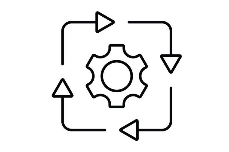 Symbolbild Koordination Zahnrad in der Mitte Pfeile auen herum