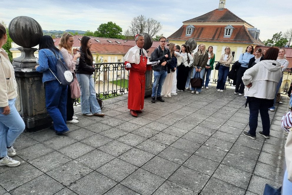 Prof. Dr. Hans Mendl (Inhaber des Lehrstuhls f&uuml;r Religionsp&auml;dagogik und Didaktik des Religionsunterrichts) dankte Stefan Kamper f&uuml;r die engagierte F&uuml;hrung; Foto: Mendl