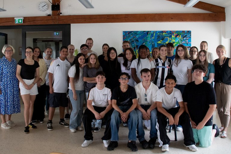 Schülerinnen und Schüler der Mittelschule St. Nikola mit Klassenlehrerin Monika Eder (li.) und Julia Watzinger von der Universität Passau (re.); Foto: Christmann, Cheyenne, ZLF Universität Passau