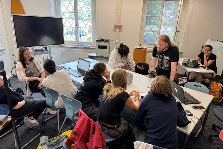 Schülerinnen und Schüler des Von-Müller-Gymnasiums Regensburg nutzen das miniDiLab, um Aufnahmen im angeschlossenen Studio zu planen und vorzubereiten; Foto: Hannes Birnkammerer/Universität Passau