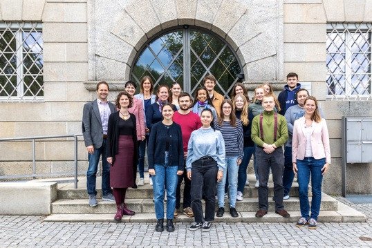 Angehende und aktive LernPAtinnen und -PAten haben sich beim ersten Vernetzungstreffen im Sommersemester 2024 ausgetauscht. Mit auf dem Bild: Prof. Dr. Axinja Hachfeld, Dr. Doris Cihlars und Johanna Held (Lehrstuhl für Erziehungswissenschaft mit Schwerpunkt Schulentwicklungs- und Professionalisierungsforschung), Klaus Sterner (Fachlicher Leiter der Staatlichen Schulämter in der Stadt und im Landkreis Passau), Anneliese Fraser (ZLF-Geschäftsführerin und Projektkoordinatorin). Foto: Florian Stelzer.