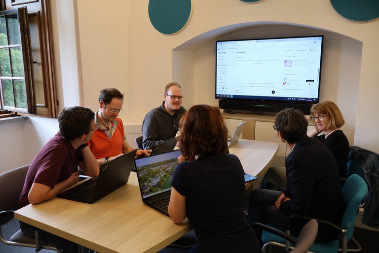 Lehrkräfte, Lehramtsstudierende und Forschende setzten sich in den Didaktischen Innovationslaboren an der Universität Passau gemeinsam mit verschiedenen KI-Szenarien im Fremdsprachenunterricht auseinander; Foto: ZLF/Universität Passau