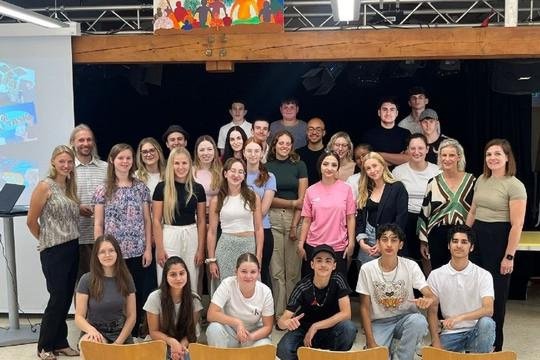 Im Rahmen der Kooperation „Medien.Machen“ entstanden über ein Semester Videobeiträge, in denen Studierende die Schülerinnen und Schüler nach ihrem Mediennutzungsverhalten befragten und die Antworten wissenschaftlich einordneten, Foto: Universität Passau
