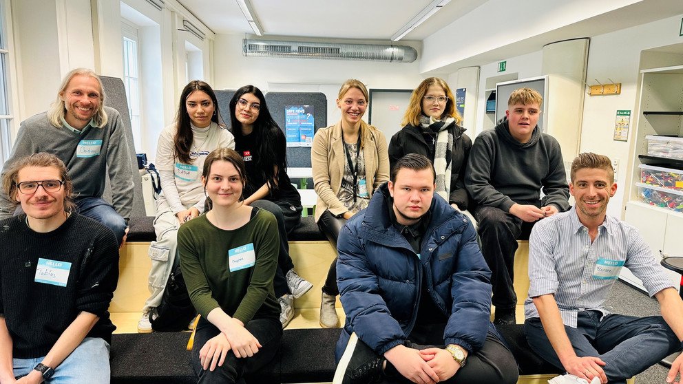 Die Workshop-Teilnehmerinnen und -Teilnehmer der Mittelschule Neustift mit ihrem Lehrer Florian Stiebler (re.) und Workshopleiter Dr. Christian Müller (2.v.li.). Foto: Universität Passau