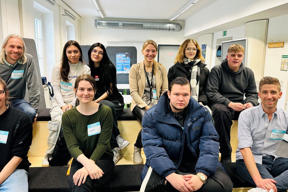 Die Workshop-Teilnehmerinnen und -Teilnehmer der Mittelschule Neustift mit ihrem Lehrer Florian Stiebler (re.) und Workshopleiter Dr. Christian Müller (2.v.li.). Foto: Universität Passau