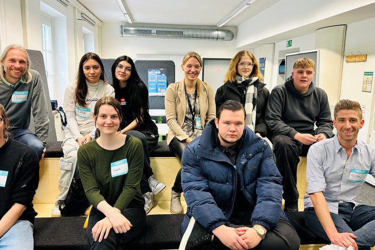 Die Workshop-Teilnehmerinnen und -Teilnehmer der Mittelschule Neustift mit ihrem Lehrer Florian Stiebler (re.) und Workshopleiter Dr. Christian Müller (2.v.li.). Foto: Universität Passau