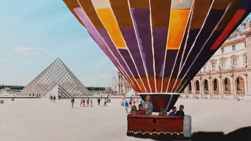 Eines der zum Wettbewerb eingereichten Kunstwerke: Ein Hei&szlig;luftballon mit Lehrerin und Sch&uuml;lern landet vorm Pariser Louvre