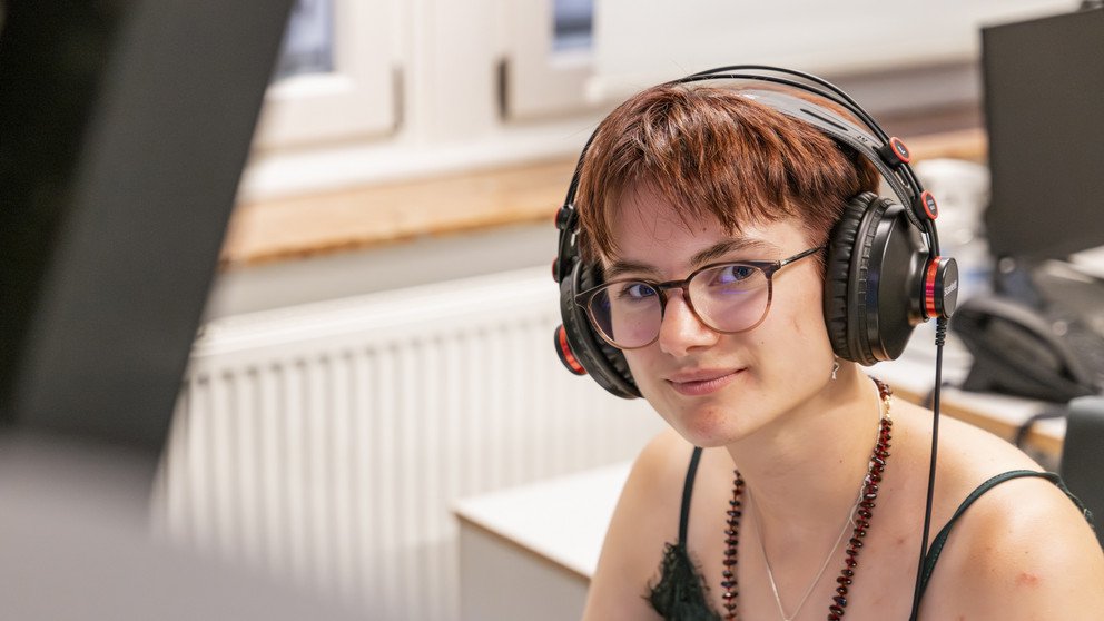 Eine Studentin der Universit&auml;t Passau bei der Arbeit im Studio des ZLF.