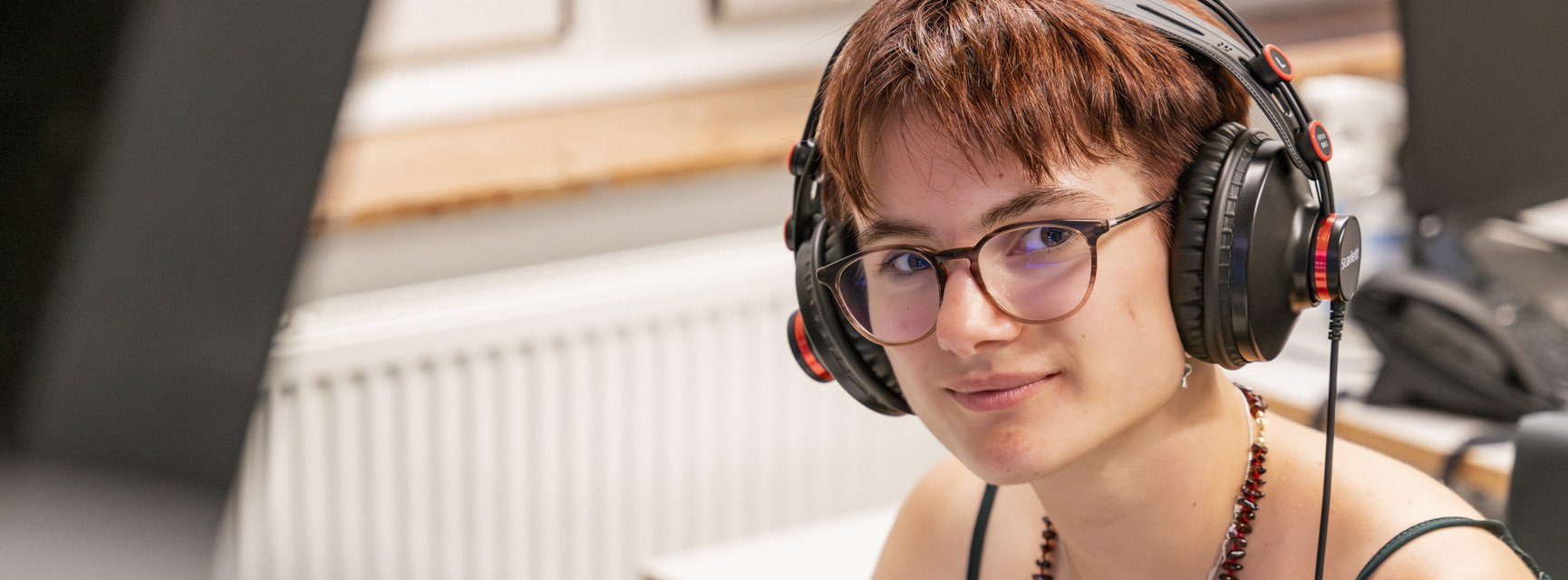 Eine Studentin der Universit&auml;t Passau bei der Arbeit im Studio des ZLF.