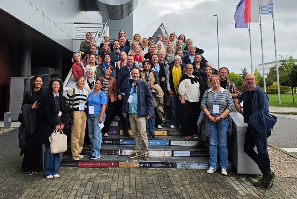 Gruppenfoto: Die Teilnehmenden der ETEN Konferenz stehen auf einer Treppe