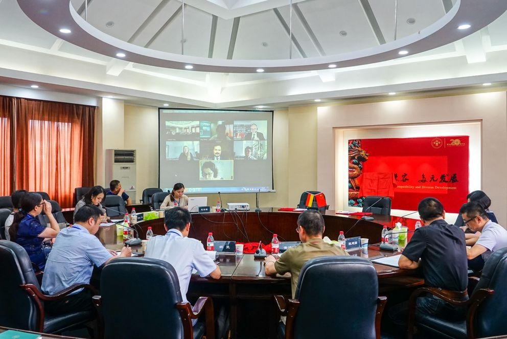 Die Delegierten der ZISU und der GYEG in Hangzhou. Auf der Leinwand sind die Vertreterinnen und Vertreter der Universität Passau zugeschaltet. Foto: GYEG