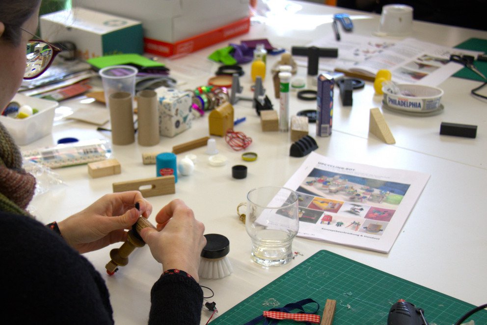 Bei dem Upcycling-Storytelling-Workshop wurden kleine Roboter gebaut; Foto: Cheyenne Christmann (Universit&auml;t Passau, Zentrum f&uuml;r Lehrkr&auml;ftebildung und Fachdidaktik | Didaktische Innovationslabore DiLab)