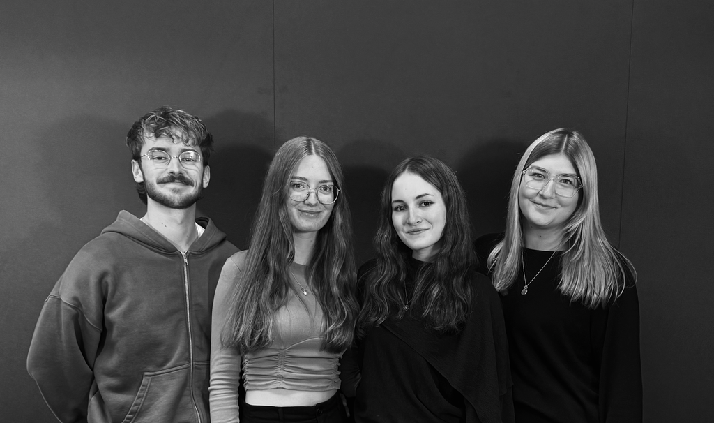 Hier sehen sie die aktuelle Leitung der StuVeLa. Von links: Lukas (2. Leitung, Lehramt Realschule), Annatina (4. Leitung, Lehramt Gymnasium), Regina (3. Leitung, Lehramt Gymnasium), Nina (1. Leitung, Lehramt Grundschule)