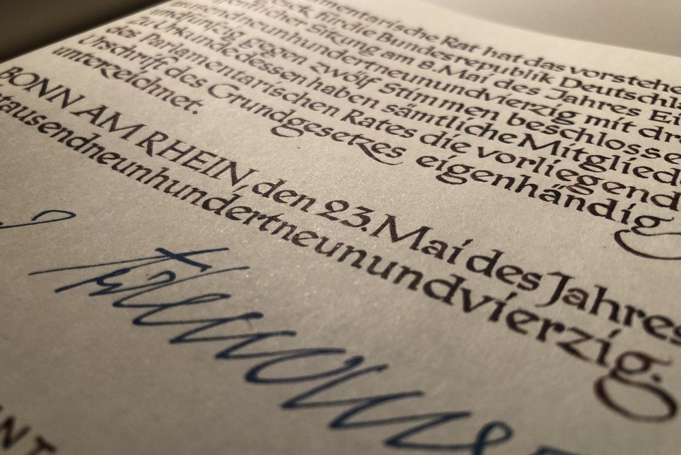 Faksimile des Grundgesetzes vom 23. Mai 1949 mit der Unterschrift von Konrad Adenauer als Pr&auml;sident des damaligen Parlamentarischen Rats (Foto: Jonas Dilger)Faksimile des Grundgesetzes vom 23. Mai 1949 mit der Unterschrift von Konrad Adenauer als Pr&auml;sident des damaligen Parlamentarischen Rats (Foto: Jonas Dilger)