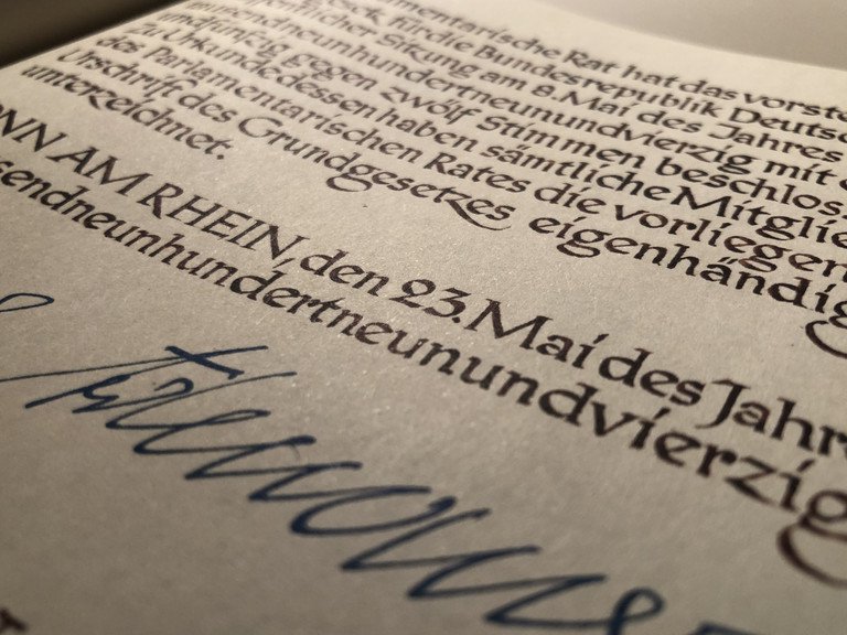 Faksimile des Grundgesetzes vom 23. Mai 1949 mit der Unterschrift von Konrad Adenauer als Pr&auml;sident des damaligen Parlamentarischen Rats (Foto: Jonas Dilger)Faksimile des Grundgesetzes vom 23. Mai 1949 mit der Unterschrift von Konrad Adenauer als Pr&auml;sident des damaligen Parlamentarischen Rats (Foto: Jonas Dilger)