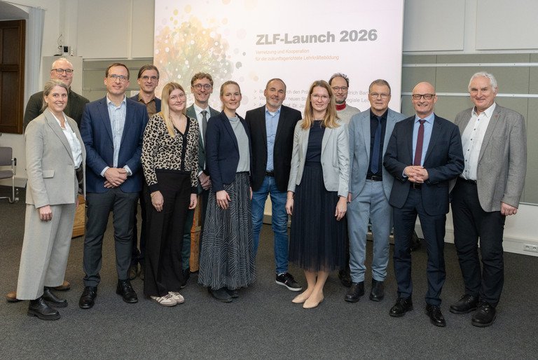 Auf dem Bild ist die Universitätsleitung sowie ausgewählte Mitglieder der Geschäftsführung zu sehen. Sie stehen versammelt im DiLab der Universität Passau und lächeln für die Kamera.