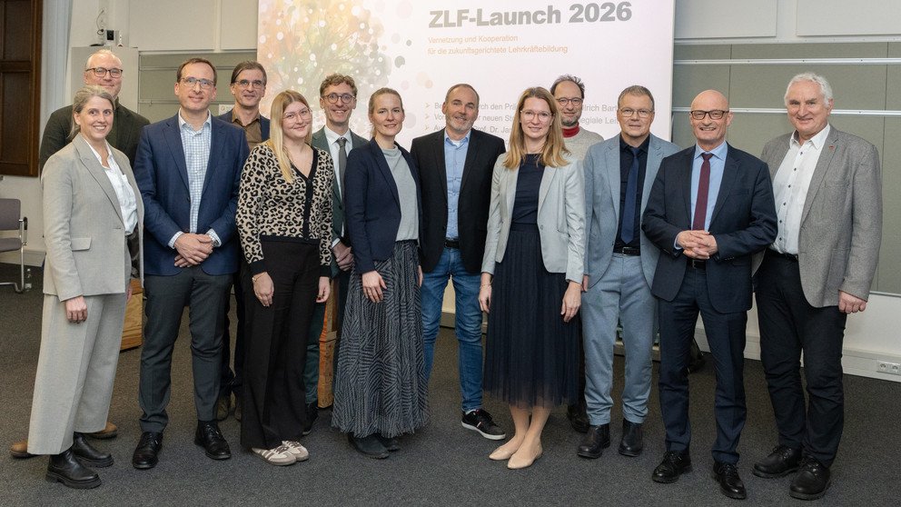 Auf dem Bild ist die Universit&auml;tsleitung sowie ausgew&auml;hlte Mitglieder der Gesch&auml;ftsf&uuml;hrung zu sehen. Sie stehen versammelt im DiLab der Universit&auml;t Passau und l&auml;cheln f&uuml;r die Kamera.