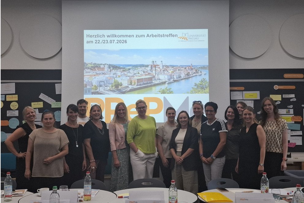 Die &bdquo;Buddy&ldquo;-Lehrkr&auml;fte mit Mittelschulmentorin und PReP Me-Projektkoordinatorin Simone Rauch (l.) und Dr. Magdalena Sonnleitner, Leiterin des Praktikumsamts f&uuml;r Grund- und Mittelschulen und Projektleiterin von PReP Me (2.v.r.); Foto: Universit&auml;t Passau.