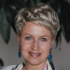 Das Bild zeigt die Person Melanie Neulinger-Seil wie sie in die Kamera l&auml;chelt.