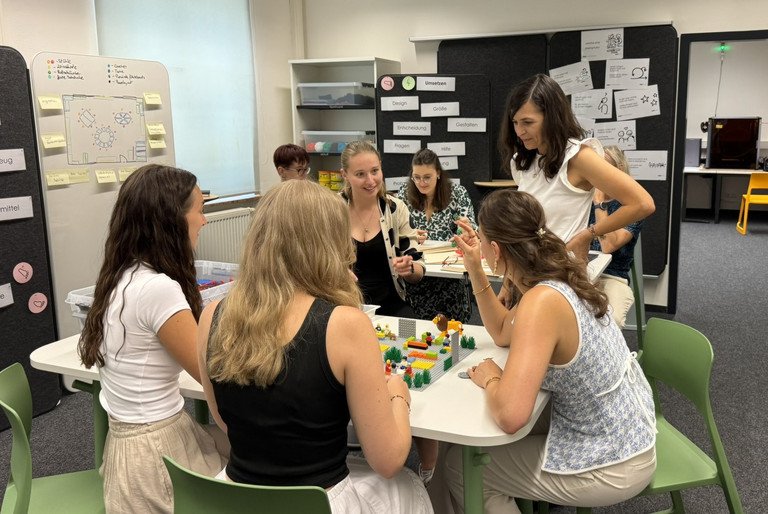 Studierende im neuen Maker Space im Gespräch mit Dr. Sabrina Kufner (ZLF-Abteilung Didaktische Innovation, r. stehend); Foto: Johannes Jachmann