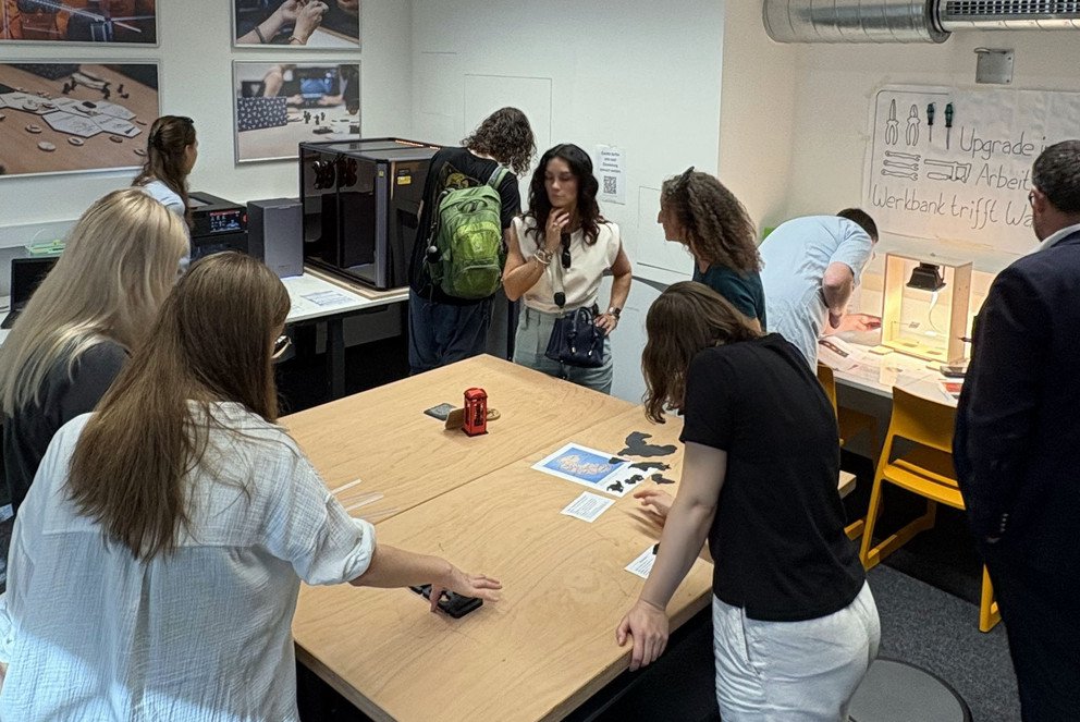 Die Gäste konnten sich an verschiedenen Stationen versuchen und den MakerSpace erkunden. Foto: Anneliese Fraser Die Gäste konnten sich an verschiedenen Stationen versuchen und den MakerSpace erkunden. Foto: Anneliese Fraser