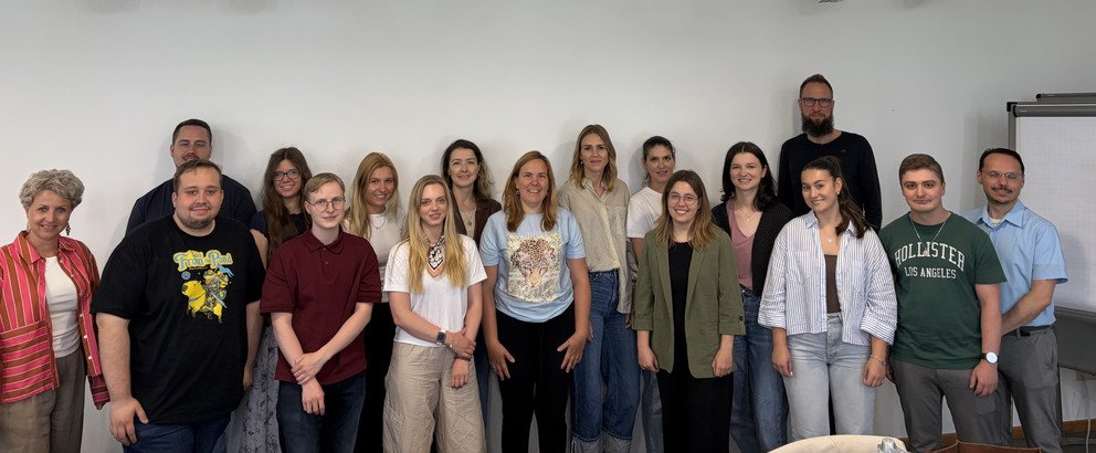 Die Teilnehmenden des ersten BAS!S-Kooperationsseminars mit Mittelschulseminarleiterin Melanie Neulinger-Seil (l.), Mathematikdidaktiker Dr. Roland Kufner (r.) und Dr. Florian Salzberger vom BAS!S-Projektteam (3.v.r.); Foto: Johannes H&ouml;fler.